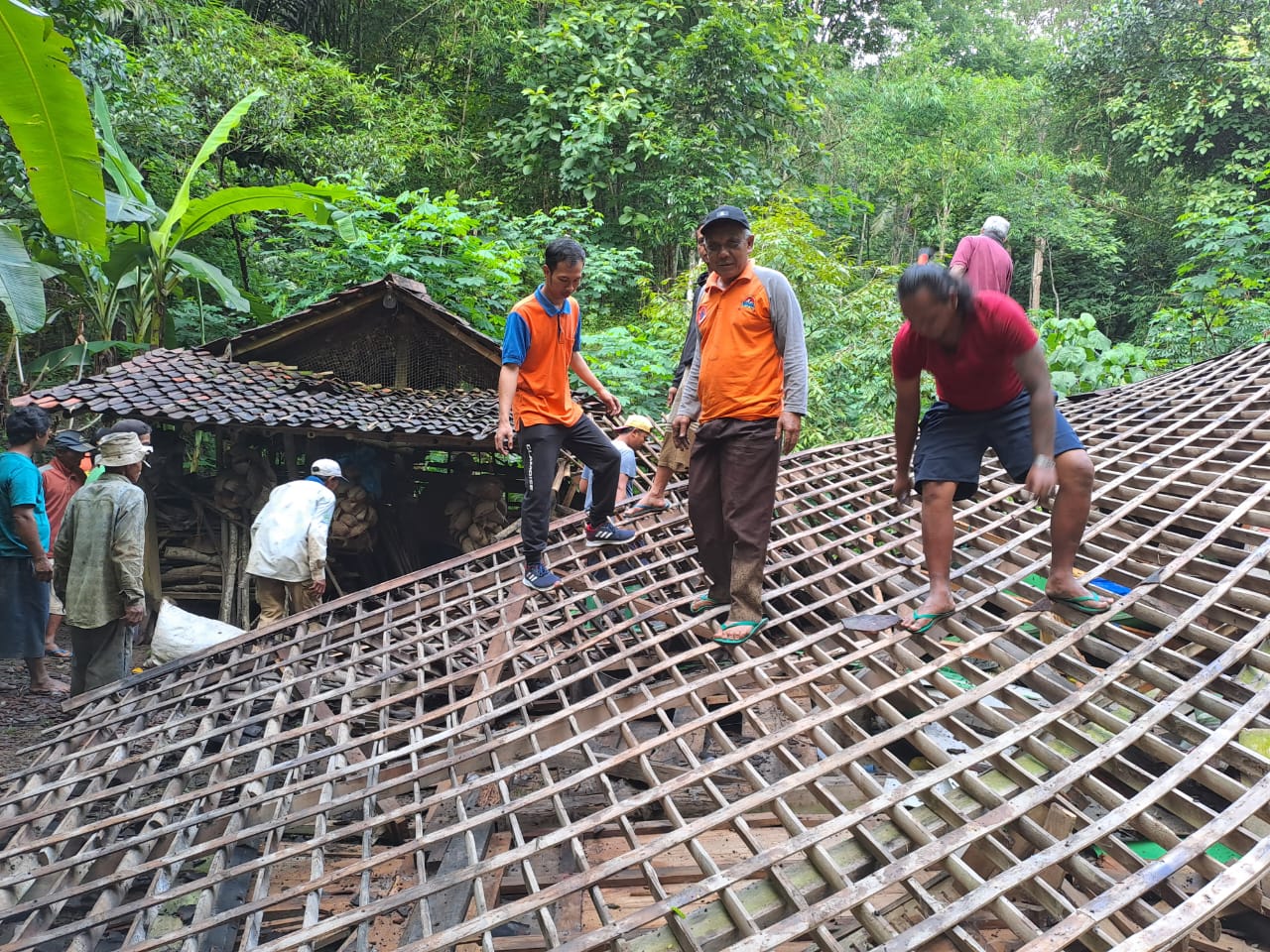 KERJA BAKTI: Satu rumah di Dusun Basongan, Kalisalak, Salaman ambruk akibat tebing yang longsor pada Kamis (1/2) lalu.