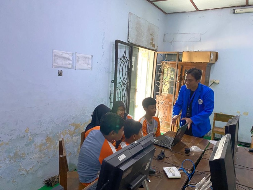 BERBAGI: Mahasiswa KKN UMBY Kelompok 27 mengadakan pengenalan dan implementasi Microsoft Office kepada siswa SDN Mijahan 1, Semanu, Gunungkidul.