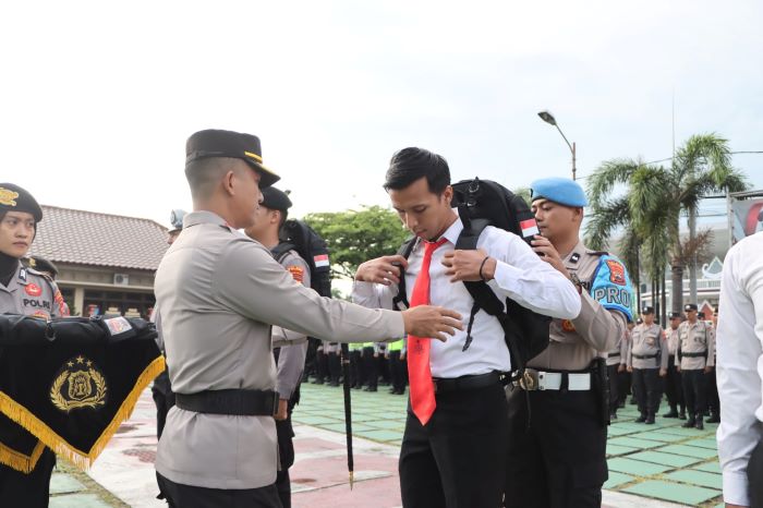Kapolres Purworejo AKBP Eko Sunaryo saat mengecek kesiapan personel yang bertugas melakukan pengamanan di TPS-TPS. Sekaligus, membagikan kaporlap pada para personel, Selasa (6/2).