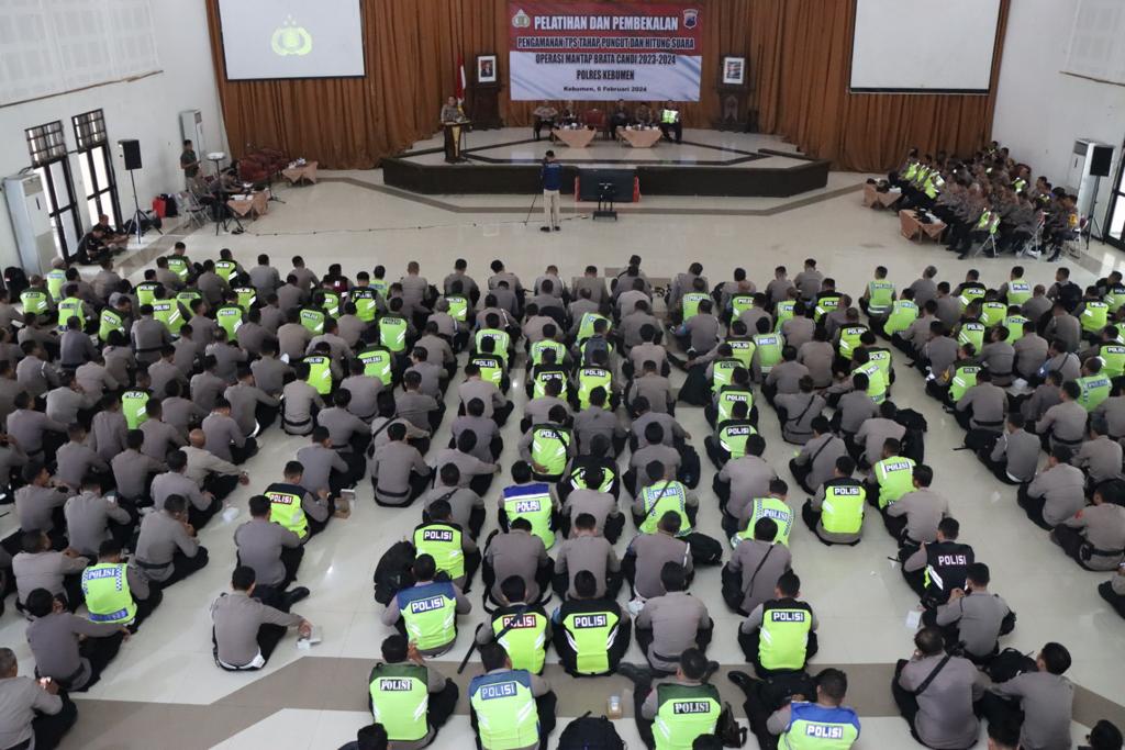 SIAGA PEMILU : Kapolres Kebumen AKBP A Recky R hadir di tengah personel saat pembekalan dan simulasi pengamanan tempat pemungutan surat suara (TPS) di gedung Setda Kebumen, kemarin.