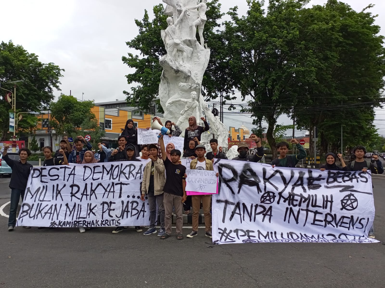 BERSUARA : Aliansi Mahasiswa Kebumen menggelar aksi damai di bundaran Tugu Lawet, kemarin. Mereka menyatakan keresahan atas kondisi demokrasi belakangan ini.