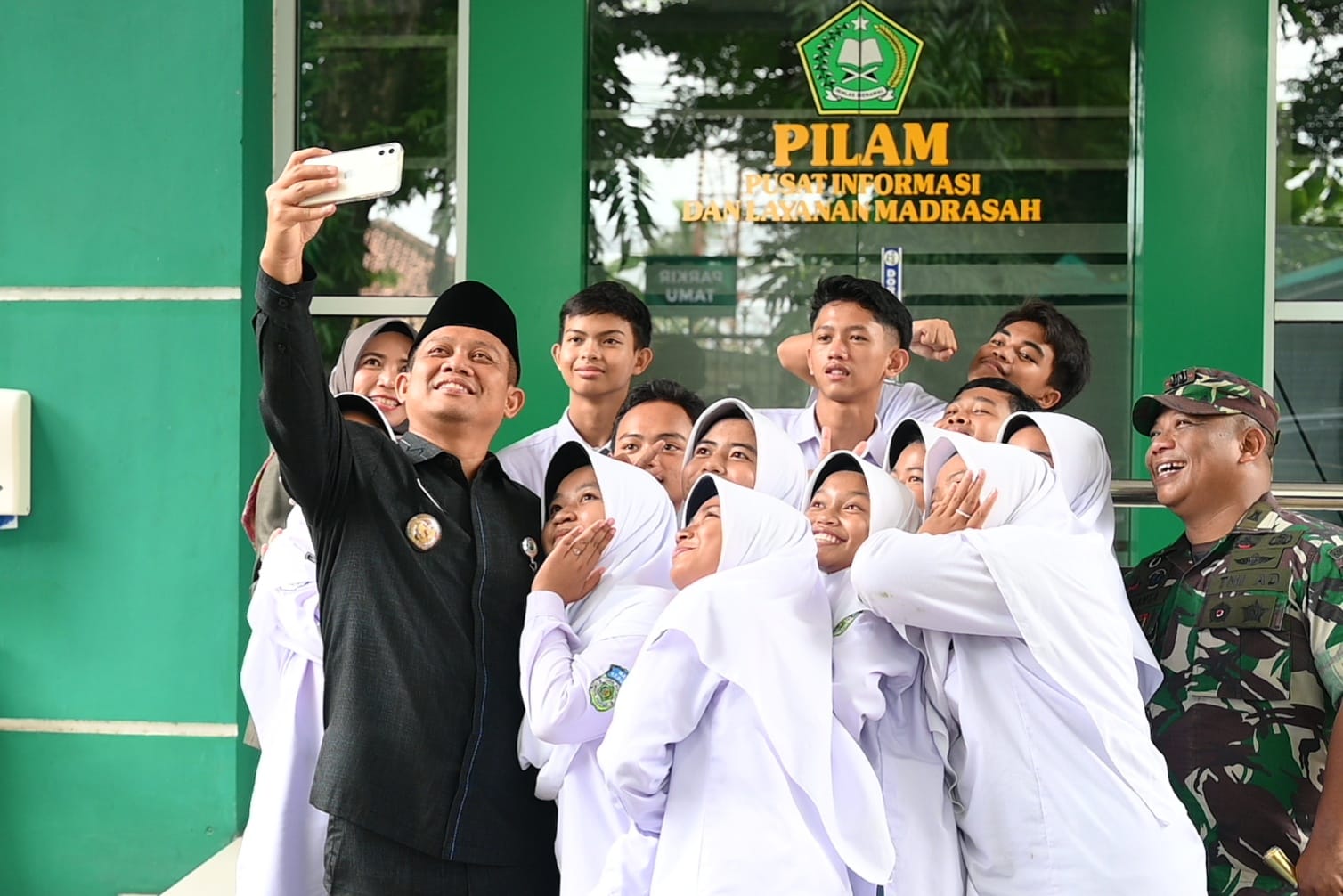 INTERAKSI: Bupati Kebumen Arif Sugiyanto berswafoto dengan pelajar MAN 2 Kebumen. Momentum itu didapat saat kegiatan Forkopimda Mengajar, Selasa (6/1).