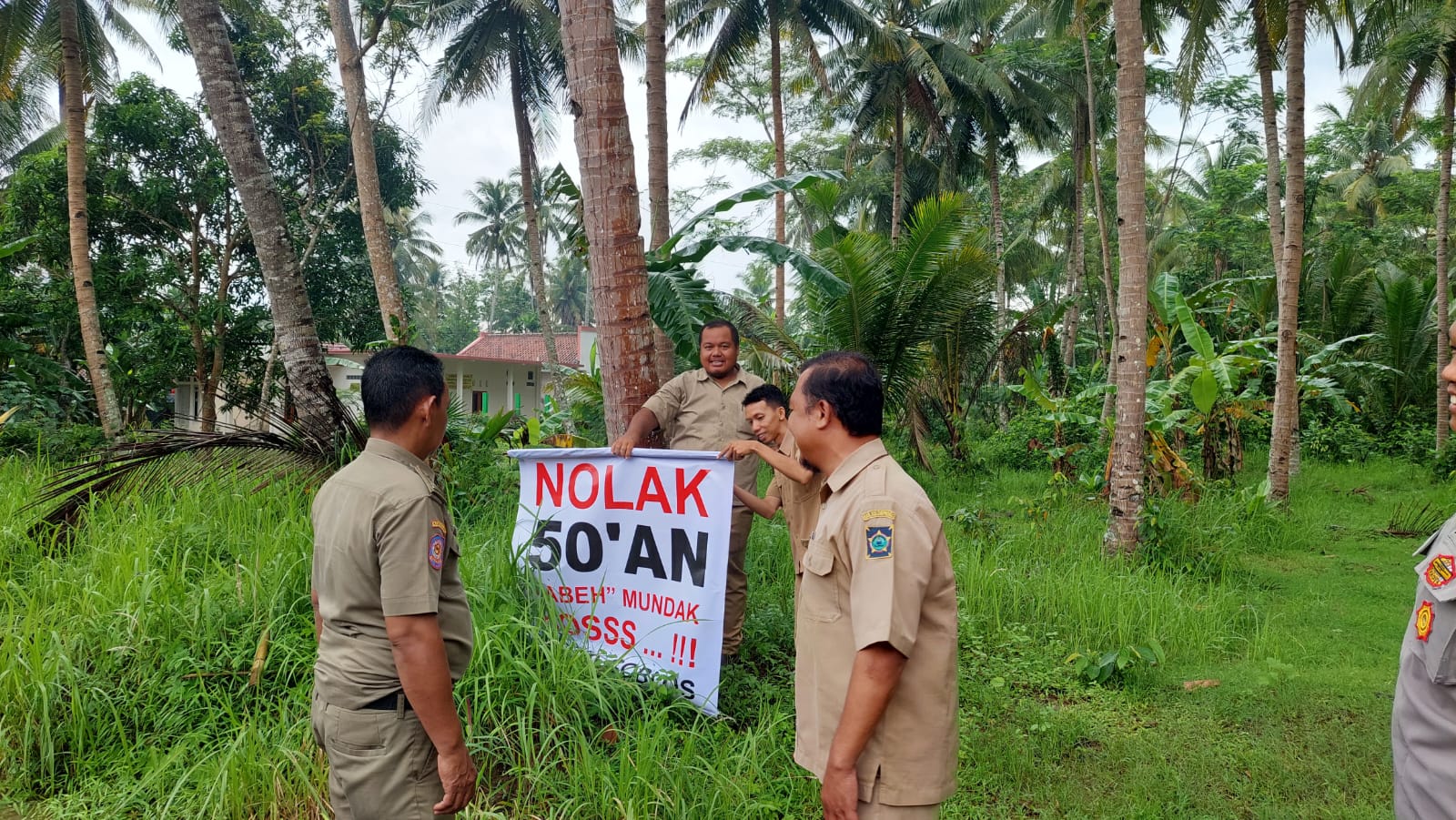 COPOT: Staf Kalurahan Temon Kulon didampingi Bhabinkamtibmas, Babinsa, dan Satpol PP melakukan pencopotan banner ajakan money politics.