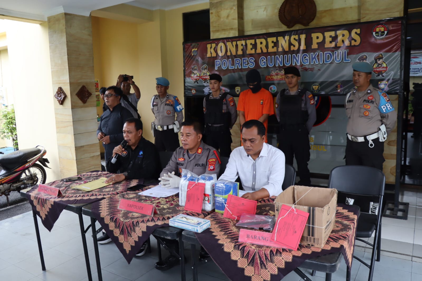 RINGKUS: Jajaran Polsek Paliyan mengamankan pelaku beserta barang bukti pencurian di bengkel di Paliyan, Gunungkidul, Selasa (6/2).