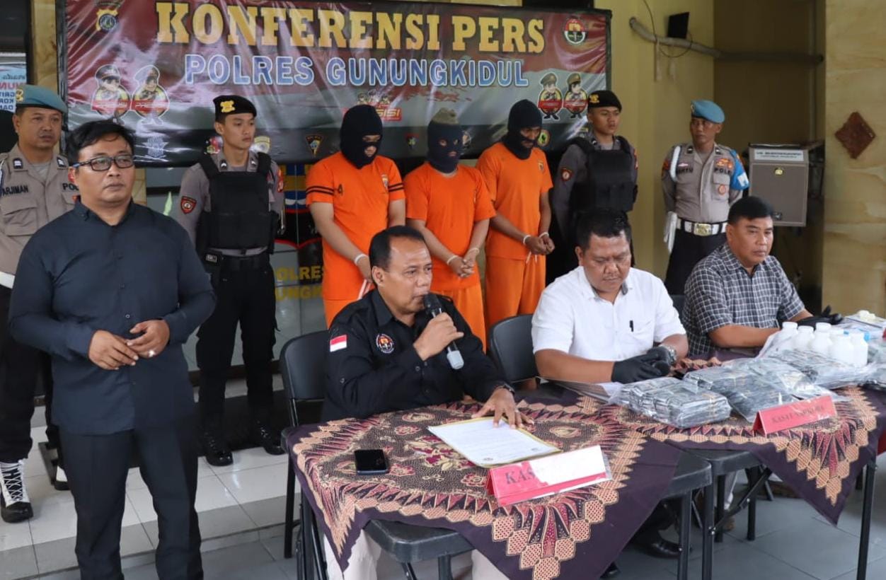 TANGGUNG JAWAB: Para pelaku peredaran obat-obatan terlarang mendekam di sel tahanan Polres Gunungkidul, Selasa (6/1).