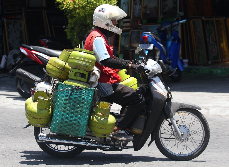 ANGKUT: Pekerja mengangkut gas elpiji 3 kilogram untuk didistribusikan kesejumlah pengecer elpiji di Kota Jogja saat melintas di kawasan Sagan.