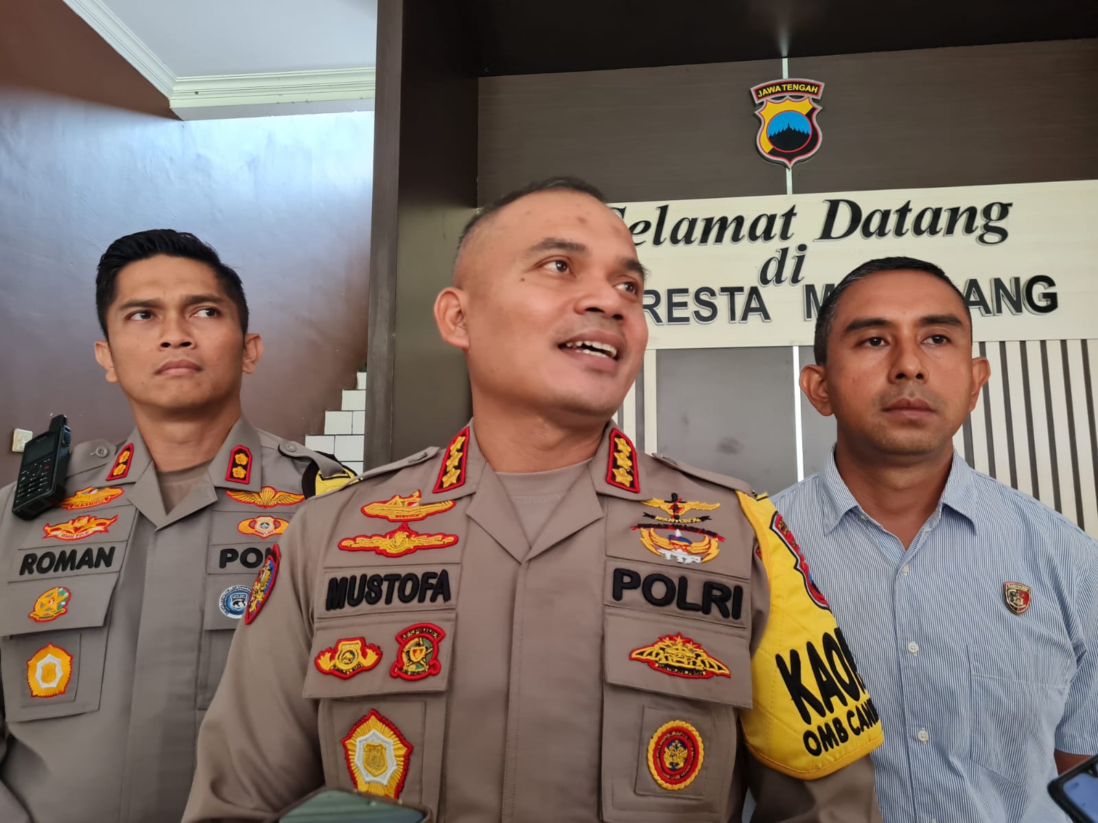 Kapolresta Magelang Kombes Pol Mustofa (tengah)