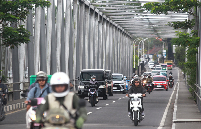 Kendaraan bermotor melintas di Jembatan Krasak, Tempel, yang merupakan jalur masuk menuju wilayah DIJ dari sisi utara. Guntur Aga Tirtana/Radar Jogja