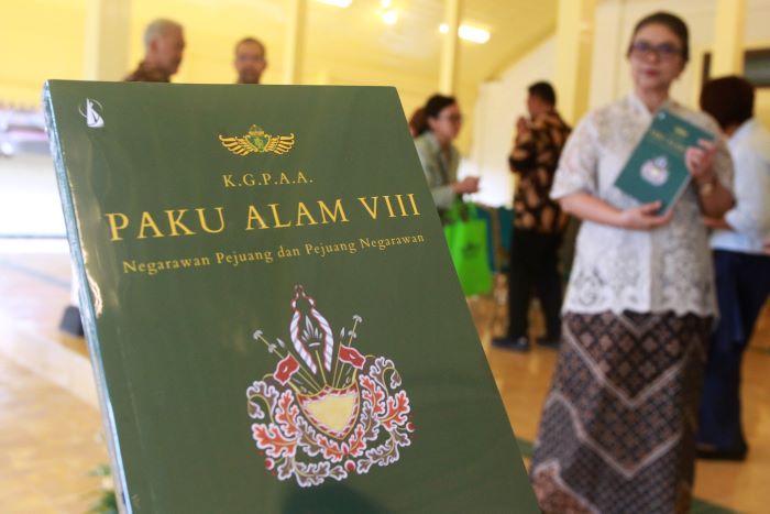 pengenalan buku KGPAA Paku Alam VIII "Negarawan Pejuang dan Pejuang Negarawan" di Kepatihan Pura Pakualaman, Kota Jogja, kemarin (6/2).