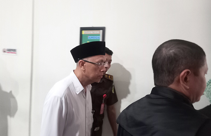 PESAKITAN: Mantan Kepala Dispetaru DIJ Krido Suprayitno saat memasuki ruang sidang di PN Jogja untuk mendengarkan tuntutan JPU, Rabu (7/2).Khairul ma&rsquo;arif/radar jogja