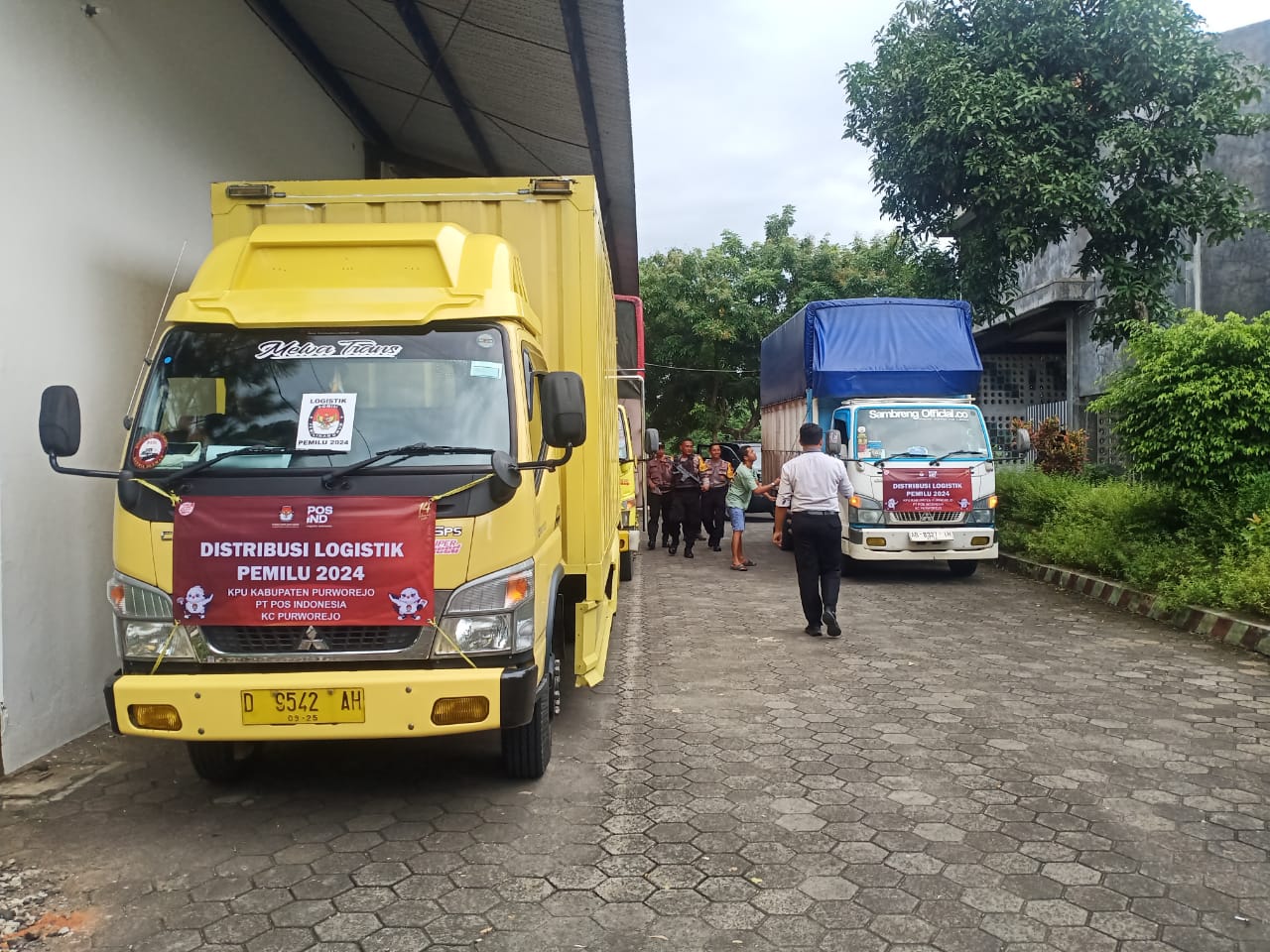 Armada pendistribusi logistik Pemilu 2024 Kabupaten Purworejo saat akan mendistribusikan logistik ke kecamatan-kecamatan, Rabu (7/2).