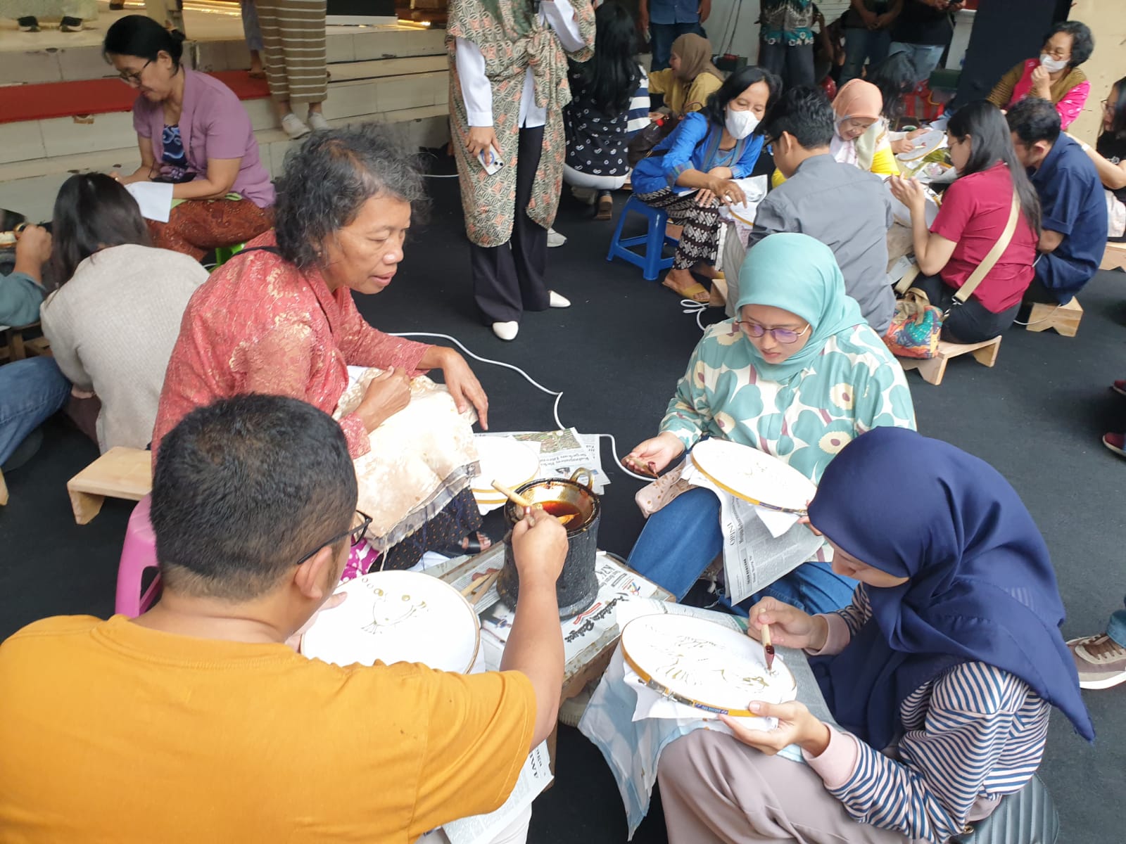BERKESAN: Kegiatan Melokal dengan Batik di Toko Batik Rianty Jalan Malioboro Selasa (6/2/2024).