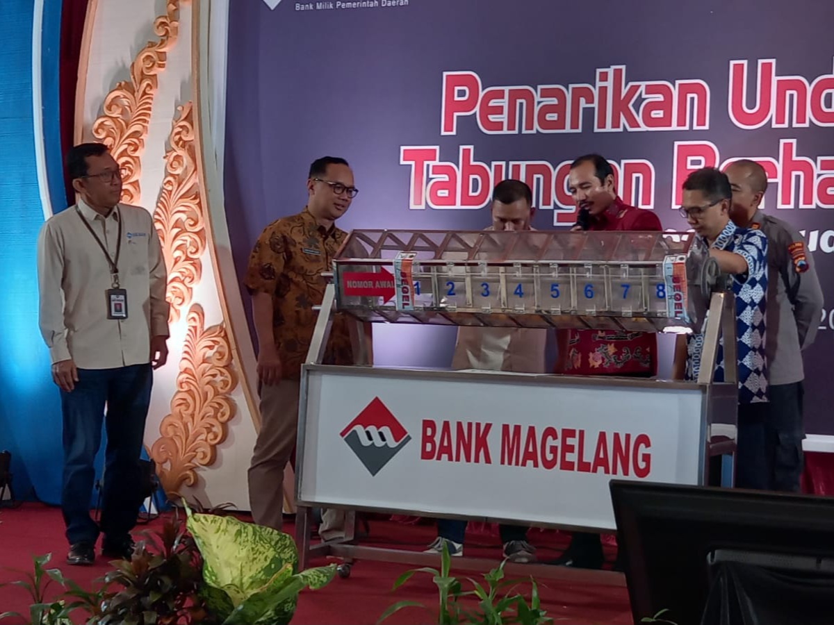 UNDIAN: Wali Kota Magelang didampingi Direktur Utama Perumda BPR Bank Magelang saat menyaksikan penarikan undian tabungan berhadiah di Gedung Wanita, Rabu (7/24).