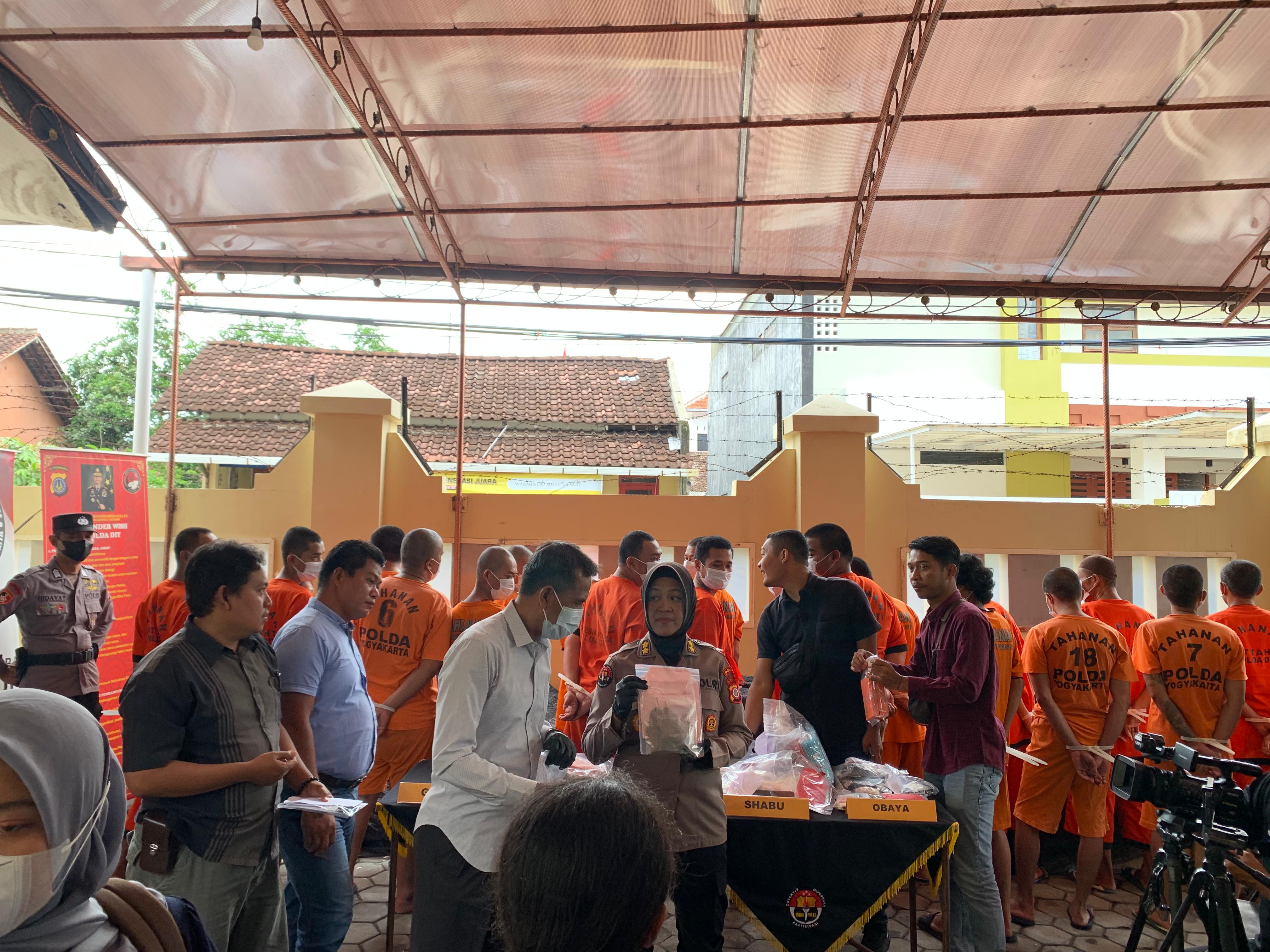 RINGKUS: Kasubdit III Ditresnarkoba Polda DIY AKBP Mardiyono mengungkap kasus 28 tersangka dan pemusnahan barang bukti narkoba.