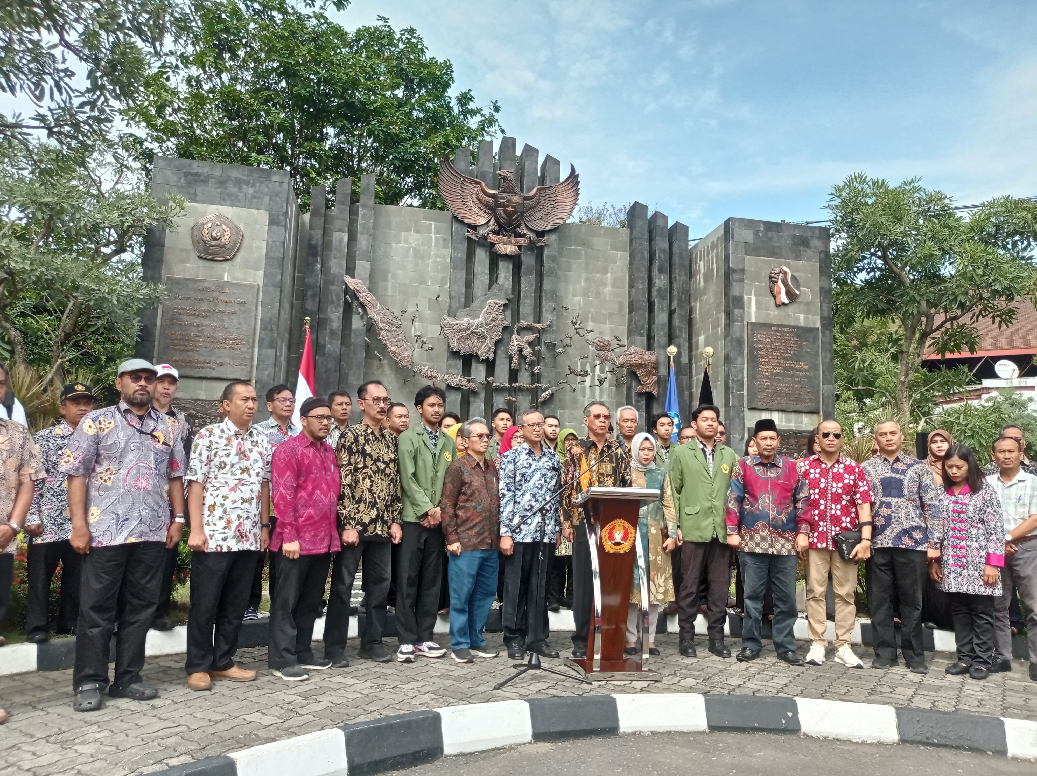 BERSATU: Civitas akademika UPN Yogyakarta menyampaikan pernyataan sikap terkait kontestasi demokrasi.