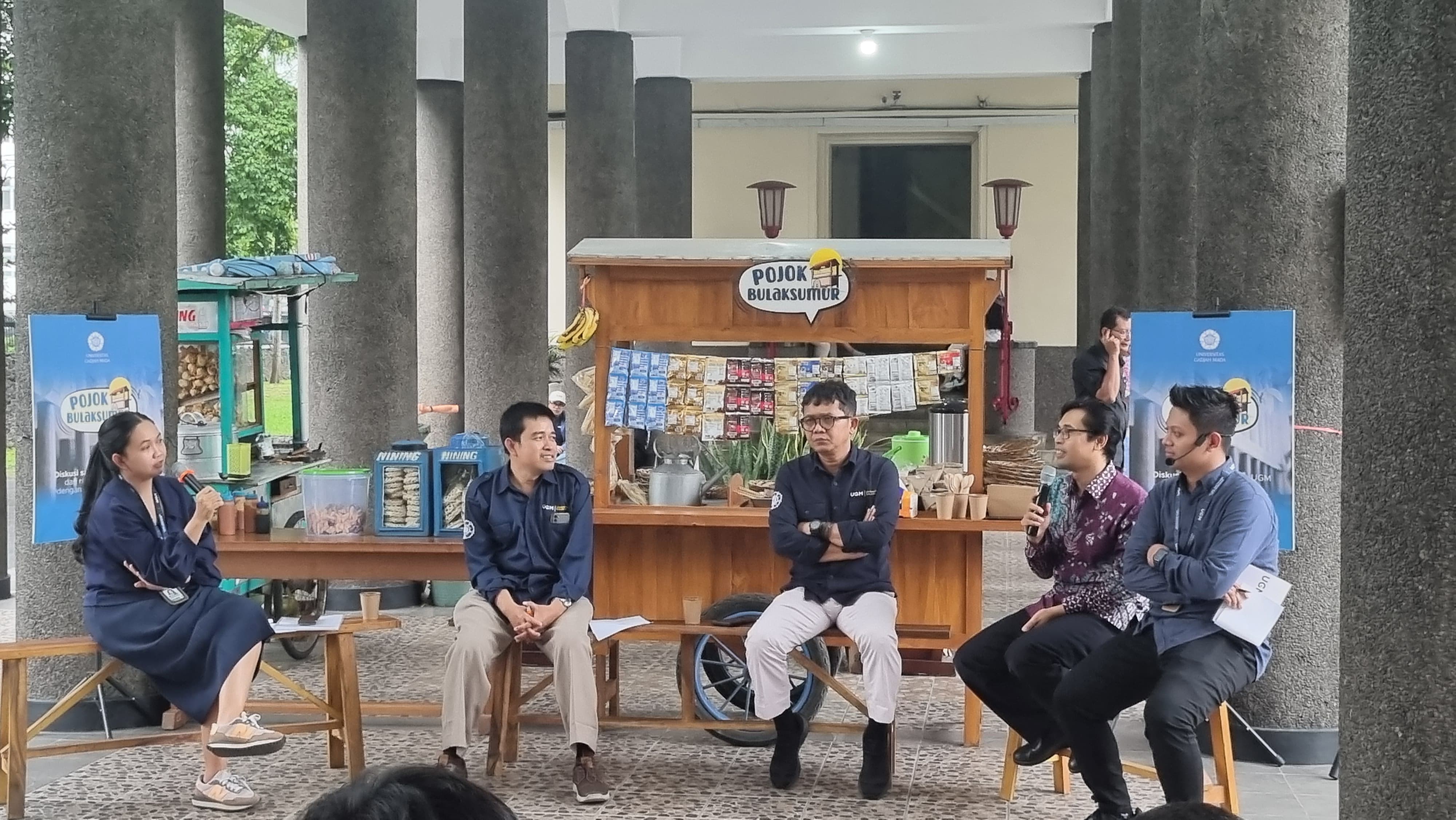 FASILITASI: Sesi diskusi dalam gelaran Pojok Bulaksumur UGM yang membahas terkait aspek-aspek demokrasi, salah satunya adalah soal kesiapan UGM dalam menjalankan TPS khusus.