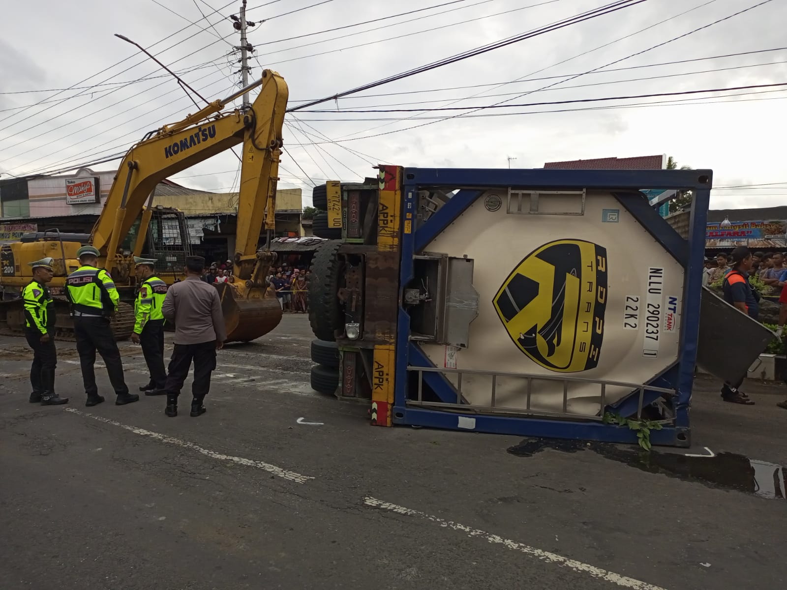 JADI TONTONAN : Warga berkerumun untuk menyaksikan proses evakuasi truk tronton bermuatan gas yang terguling di depan Pasar Selang, Kebumen.