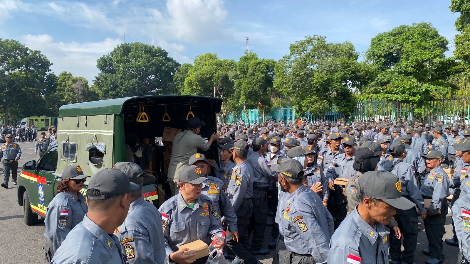Jajaran pejabat Pemerintah Kota Jogja melakukan sesi foto bersama 2.596 personil Satlinmas se Kota Jogja pasca giat apel akbar kesiapsiagaan Pemilu 2024 di Stadion Mandala Krida, Rabu (7/2/2024).