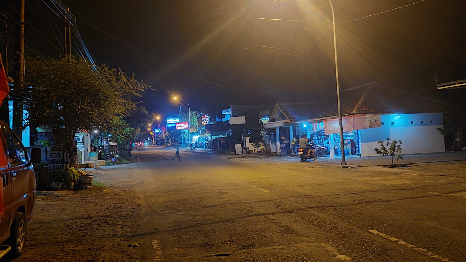 SEPI: Suasana Jalan Purbowinoto saat malam hari, hanya segelintir warga yang ada di sekitar lokasi tersebut.