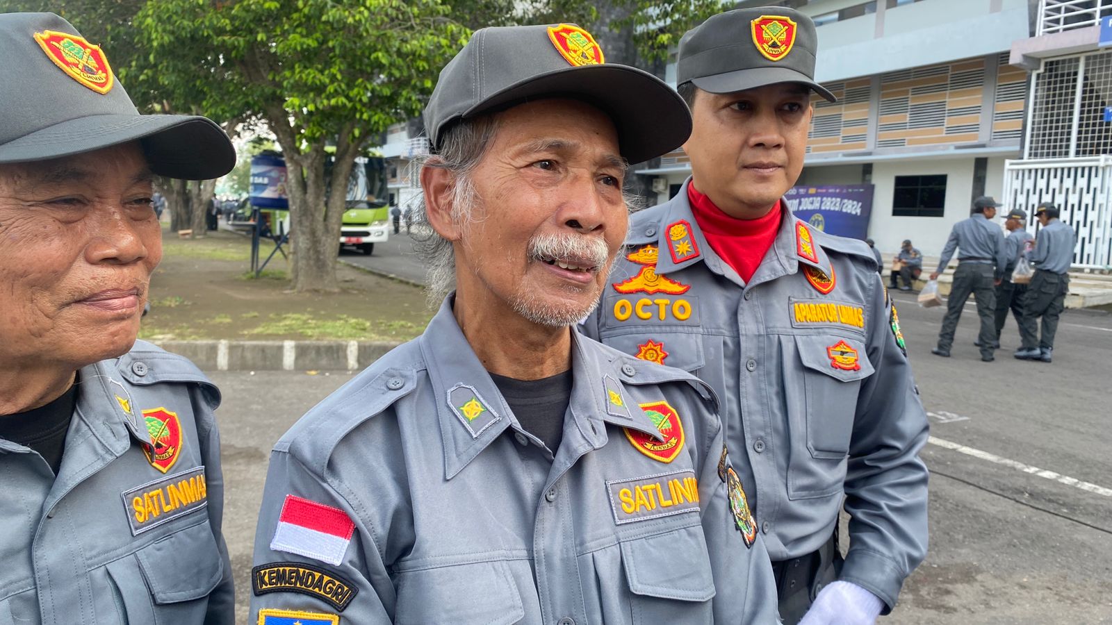 Salah seorang personil Satlinmas kategori lanjut usia, Jarot Suhardi yang masih aktif dalam giat Apel Akbar Kesiapsiagaan Pemilu 2024 Kota Jogja di Stadion Mandala Krida, (7/2/2024).