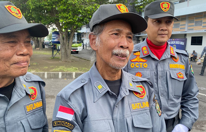 PETUGAS SENIOR: Salah seorang personil Satlinmas kategori lanjut usia, Jarot Suhardi yang masih aktif dalam giat Apel Akbar Kesiapsiagaan Pemilu 2024 Kota Jogja di Stadion Mandala Krida, Rabu (7/2).