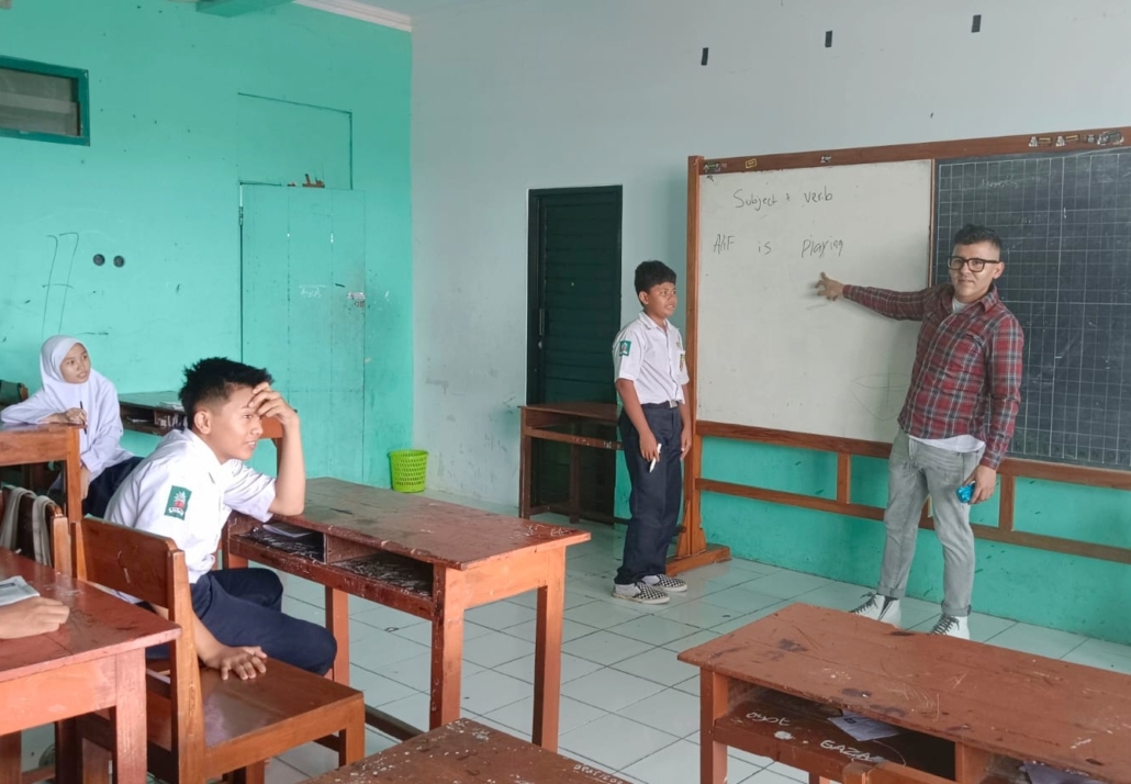 BELAJAR SINGKAT - Seorang relawan kebangsaan Amerika menjadi guru tamu MTs Muhammadiyah Wates, Kulonprogo Selasa (6/2/2024)