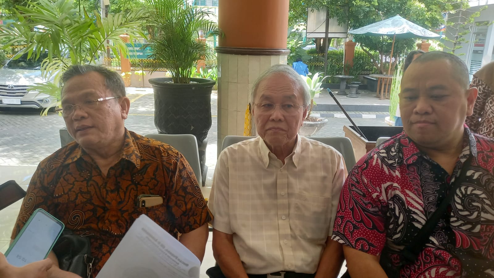 Zealous Siput Lokasari (tengah).