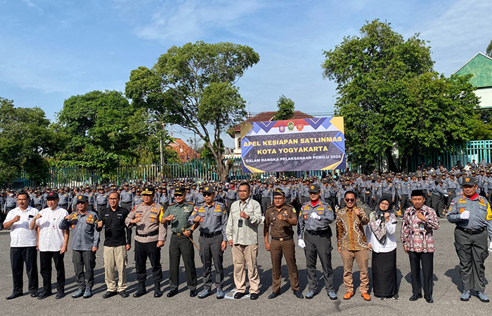 APEL KESIAPAN: Jajaran pejabat Pemerintah Kota Jogja melakukan sesi foto bersama 2.596 personil Satlinmas se Kota Jogja pasca giat apel akbar kesiapsiagaan Pemilu 2024 di Stadion Mandala Krida, Rabu.