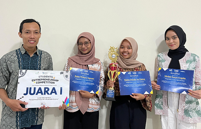BAKAL DIKEMBANGKAN: Tim mahasiswa UPN Veteran Jogjakarta yang berhasil&nbsp;memanfaatkan limbah jerami jadi pelet briket biomassa.Dokumen Pribadi&nbsp;