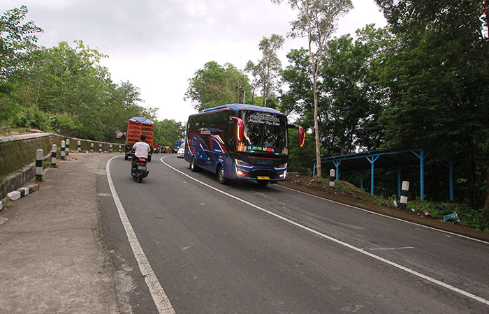 Lokasi kecelakaan bus pariwisata terguling di Jalan Imogiri-Dlingo.GUNTUR AGA TIRTANA/RADAR JOGJA