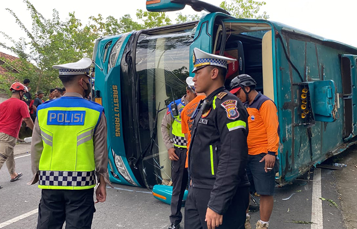 LAKA TUNGGAL: Posisi bus yang membawa rombongan wisatawan usai terguling di kawasan Bukit Bego, Jalan Imogiri-Dlingo, Padukuhan Banyusumurup, Girirejo, Imogiri, Bantul, Kamis (8/2).