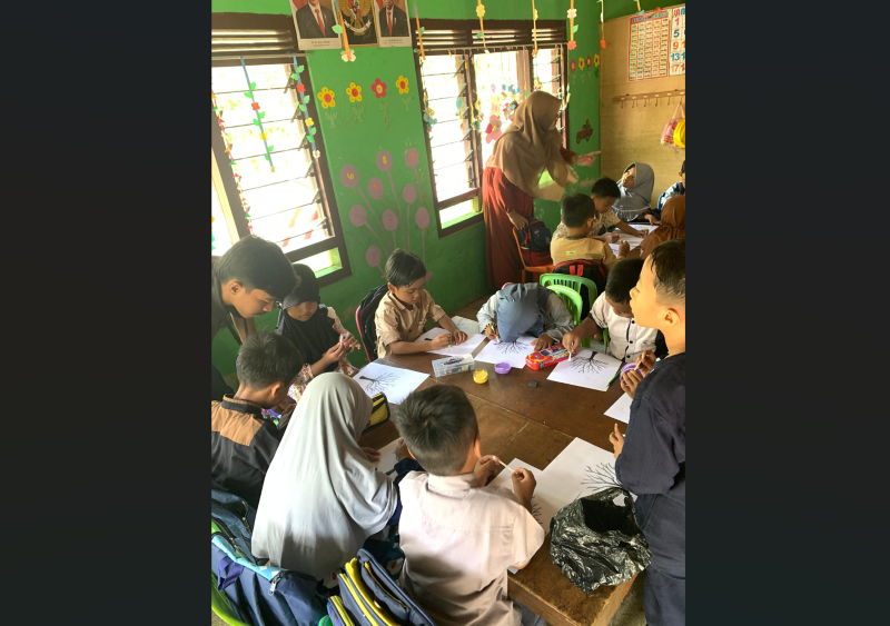 Mahasiswa KKN PPM Universitas Mercu Buana Yogyakarta (UMBY) memberikan edukasi kreatif untuk meningkatkan pengembangan anak usia dini di TK Ibnu Abbas Gunungkidul.