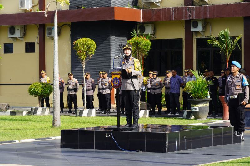 Kapolres Kulon Progo AKBP Nunuk Setiyowati saat memimpin apel bersam Polri, Panwascam dan Kelompok Jagawarga, untuk menjaga kondusifitas selama Pemilu 2024.