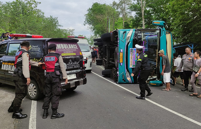 LAKA TUNGGAL: Posisi bus yang membawa rombongan wisatawan usai terguling di kawasan Bukit Bego, Jalan Imogiri-Dlingo, Padukuhan Banyusumurup, Girirejo, Imogiri, Bantul, Kamis (8/2).