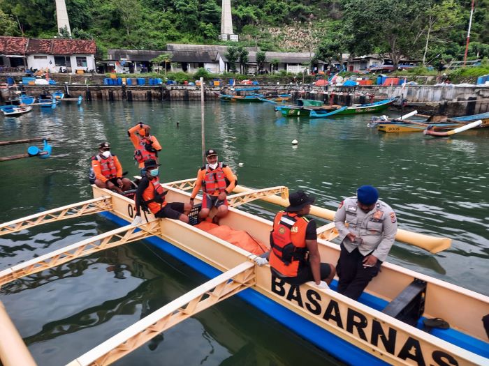 Proses evakuasi jenasah Rakino (65) pemancing yang hilang di Regisan Pantai Jungwok, Girisubo, GunungkidulKamis (8/2).