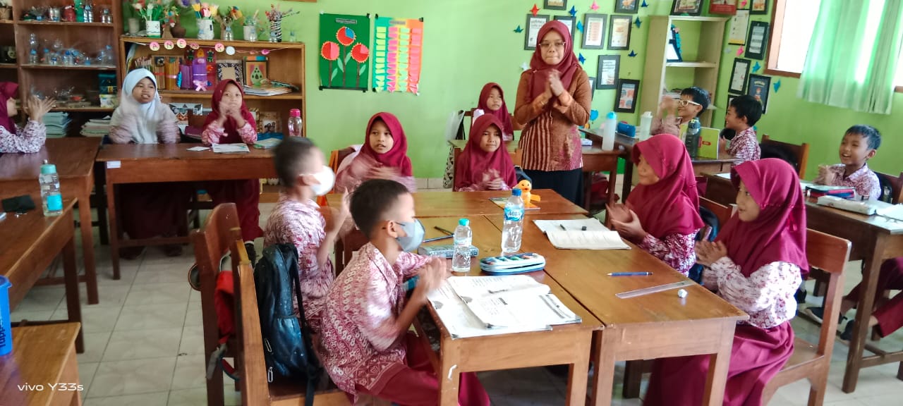 SEMANGAT: Guru dan siswa SDN Jlaban saat melaksanakan kegiatan belajar mengajar.