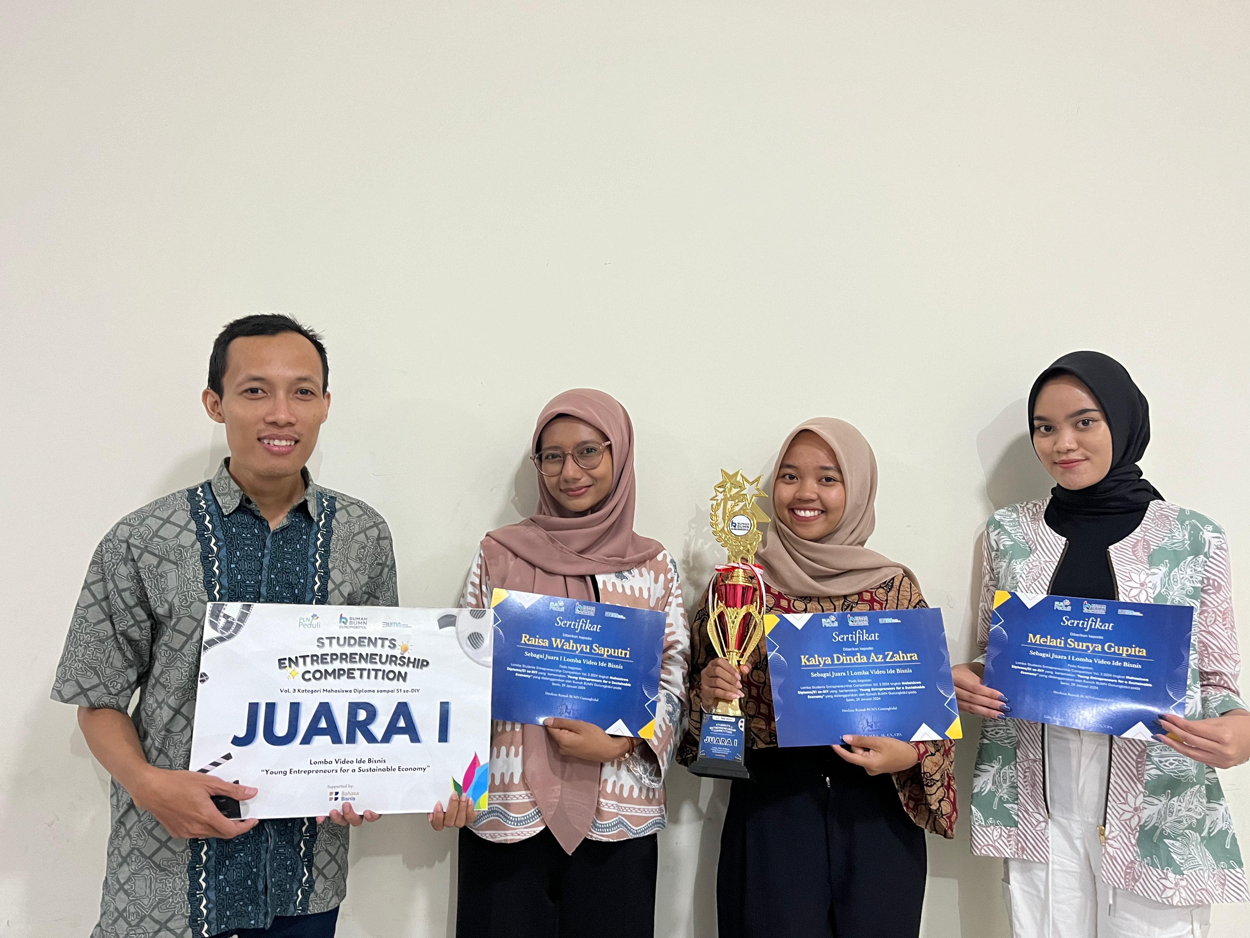 PRESTASI: Tim mahasiswa UPN Veteran Yogyakarta yang berhasil menciptakan solusi inovatif dengan memanfaatkan limbah jerami menjadi pelet briket biomassa yang bernilai ekonomis.