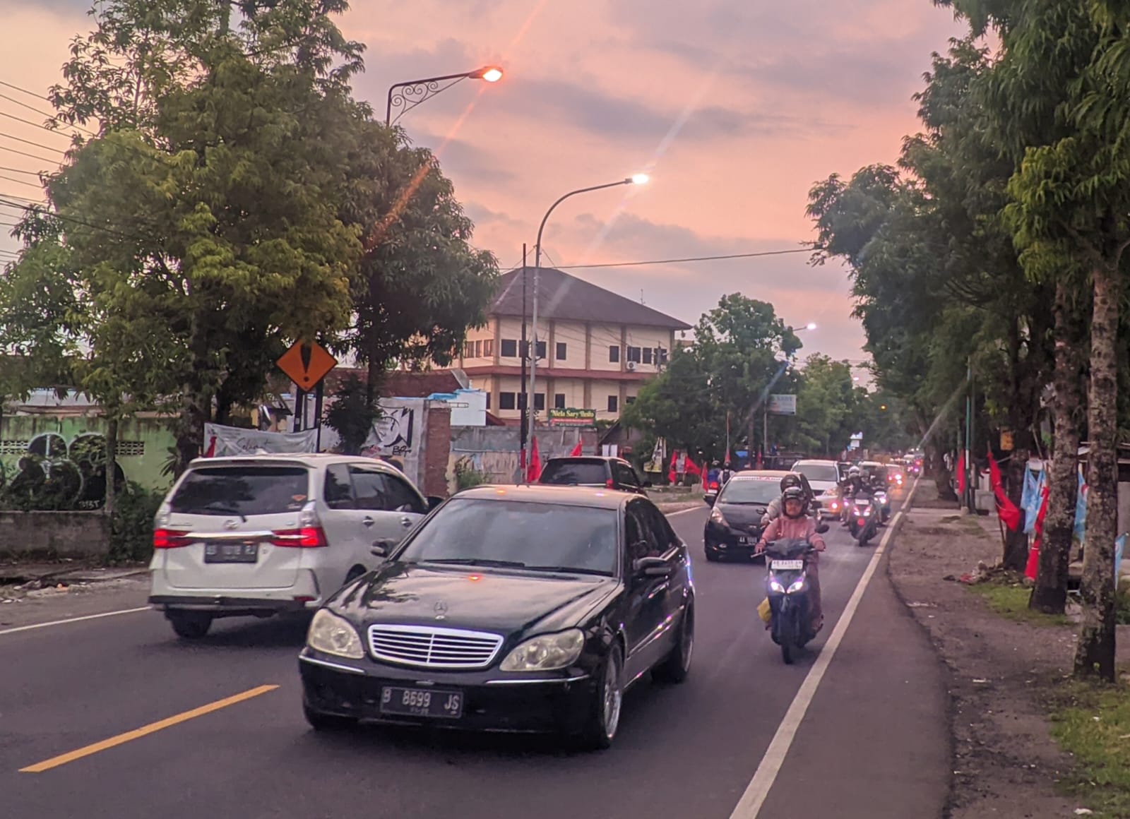 LANCAR: Penggunaan lampu penerangan jalan umum di Jalan Jogja - Wonosari, Gunungkidul, Kamis (8/2).