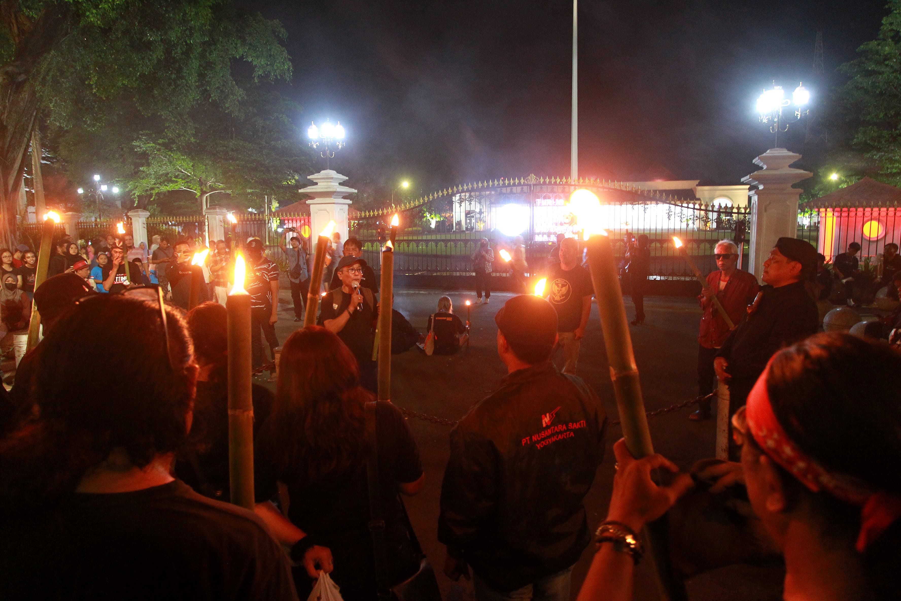SEMANGAT: Forum Aktivis Jogja menggelar aksi di depan Istana Kepresidenan Gedung Agung, Kota Jogja, Kamis malam (8/2).