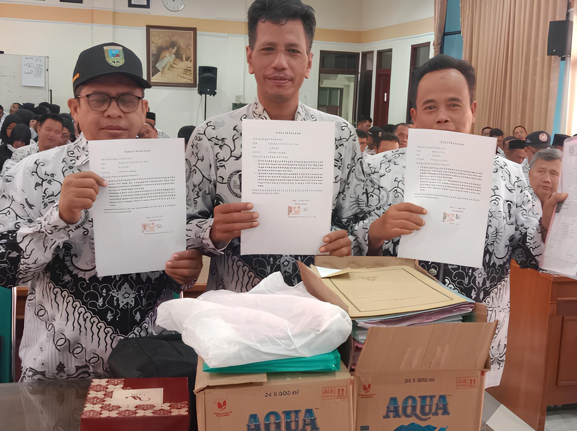 KOMPAK : Sejumlah guru di Kebumen membuat pernyataan sikap agar Agus Sunaryo bersedia mundur dari jabatan Ketua PGRI Kebumen.