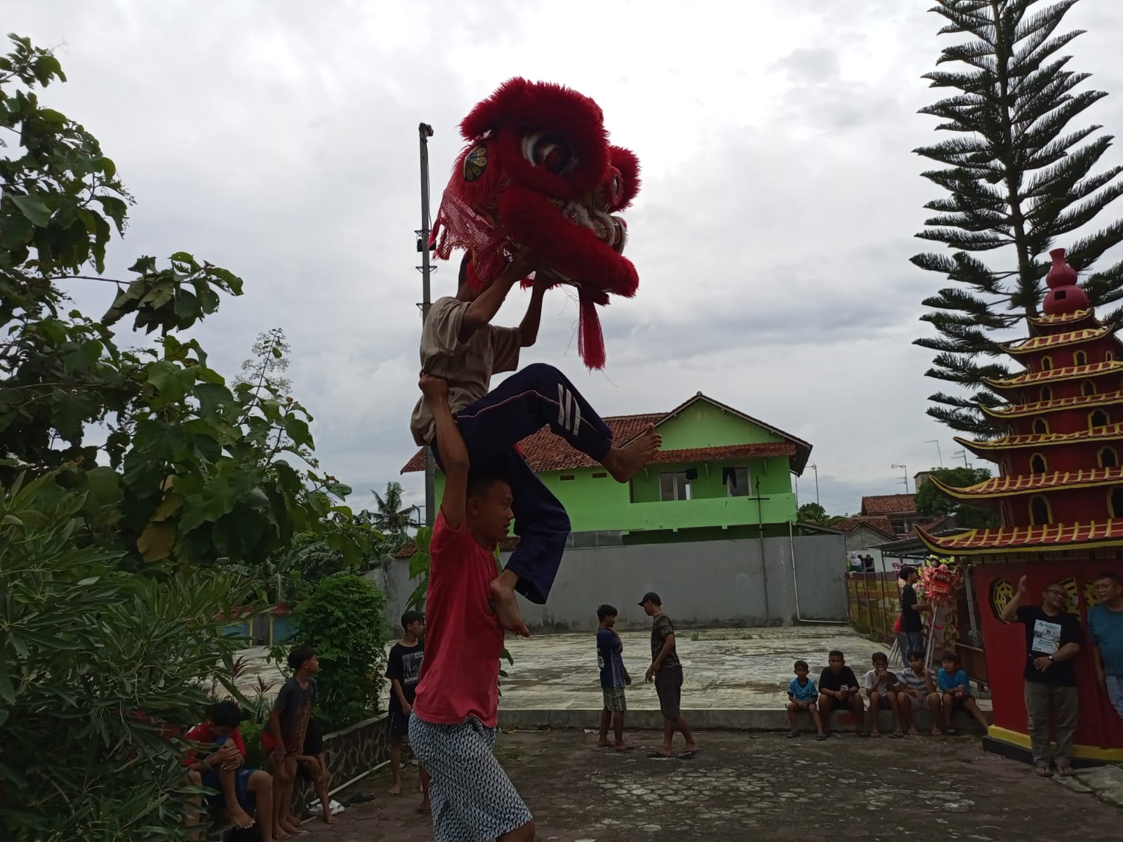 SEMANGAT : Pemain Barongsai Bah Liong menggelar latihan rutin jelang perayaan imlek tahun 2024.