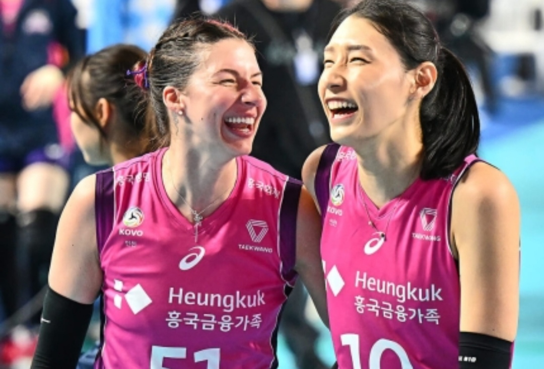 SUMRINGAH: Willow Johnson dan Kim Yeon-Kyung senyum bersama usai kalahkan Red Spark (OSEN DB)