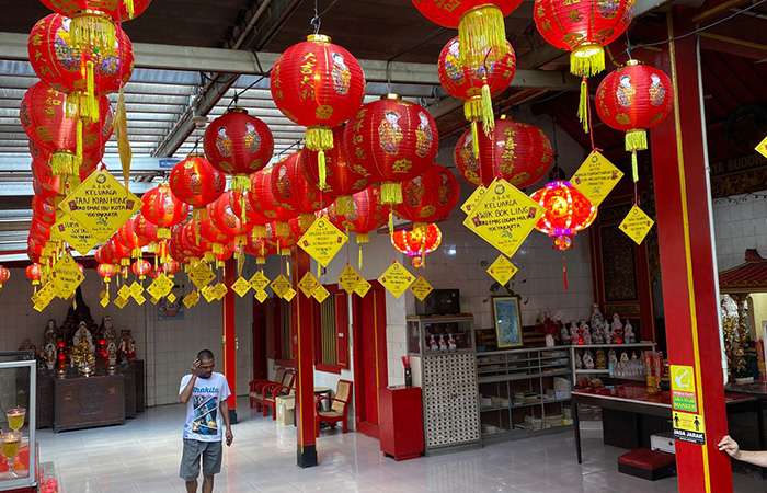 GONG XI FA CAI: Proses pemasangan lampion di Kelenteng Fuk Ling Miau, Gondomanan, Kota Jogja, (8/2).Agung Dwi Prakoso/Radar Jogja