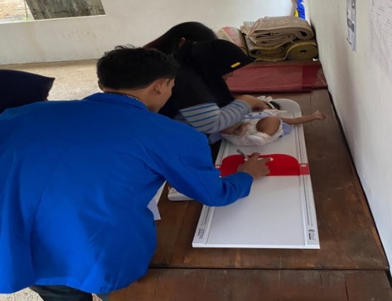 AKTIF: Kelompok 43 KKN UMBY bersama UPT Puskesmas Rongkop mengecek pertumbuhan balita di Dusun Ngrombo, Desa Semugih, Kecamatan Rongkop,Kabupaten Gunung Kidul, Selasa(6/2).