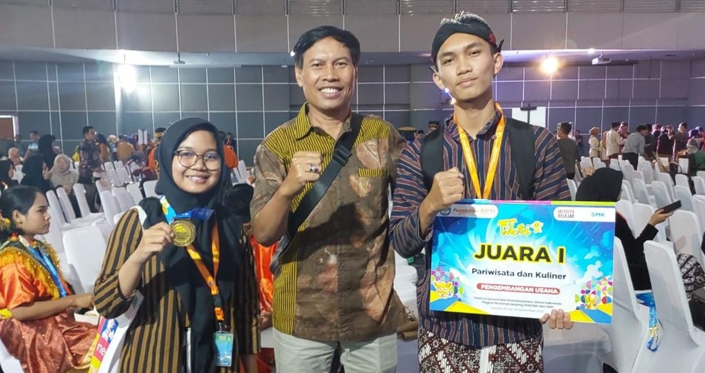 SELAMAT - Dua anak kelas XII akuntansi masing-masing Alifah Noor Z dan Syrillus Singgih Ridho N bersama dengan Kepala SMKN 1 Wonosari, Moh Rokhis (tengah)