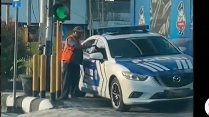 Video Viral, Tukang Parkir Misterius Keluar dari Mobil Polisi, Netizen Berspekulasi Intel atau Bukan?