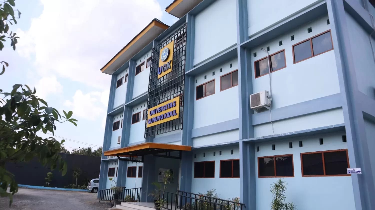 DILIBURKAN - Suasana kampus II Univerditas Gunungkidul (UGK) di Selang, Wonosari belum lama ini