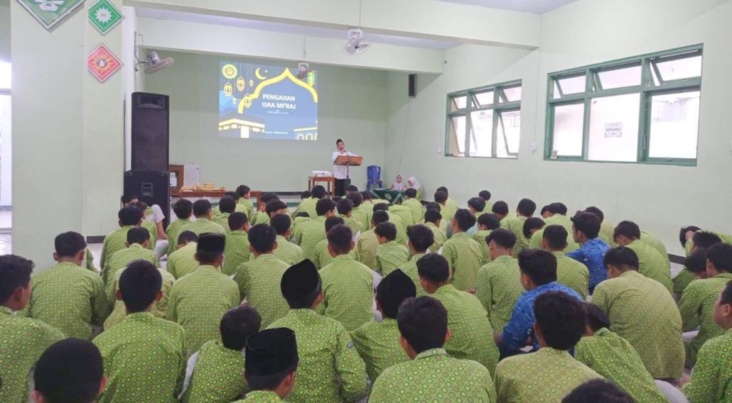 SEMANGAT - Peringatan Isra Miraj Nabi Muhammad SAW di MTs Darul Ulum Kulonprogo berlangsung khidmat Rabu (7/3/2024)