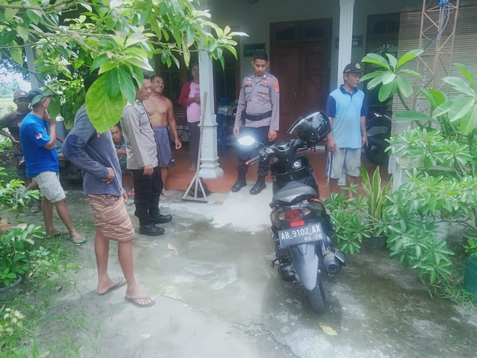 Lokasi kejadian percobaan pencurian HP serta motor pelaku yang ditinggalkannya.