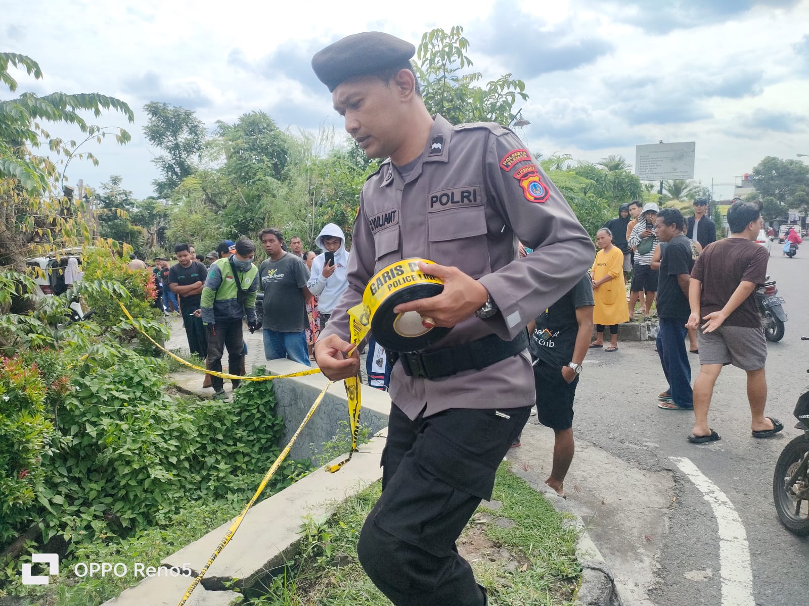 Suasana olah tkp penemuan mayat di parit. mayat laki-laki yang tengkurap di parit Jalan  Raya Stadion, Denokan RT 03/63. Mayat tersebut ditemukan pada Kamis (8/2/2024)